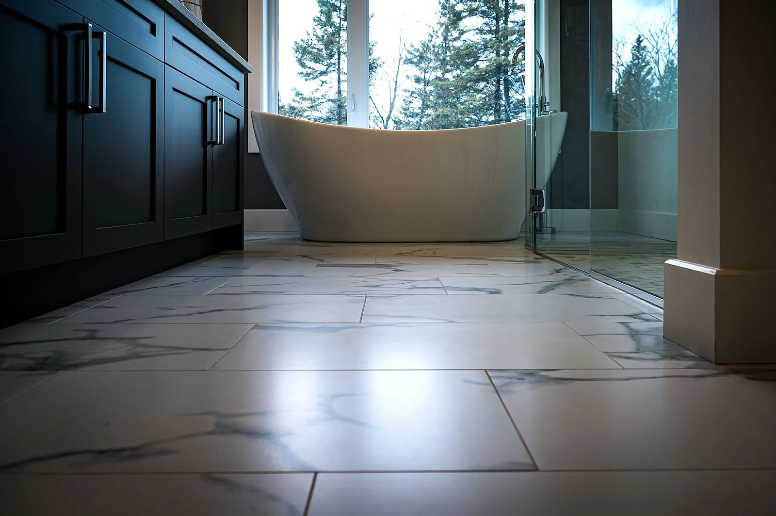 Plancher de salle de bain menant à une baignoire autoportante