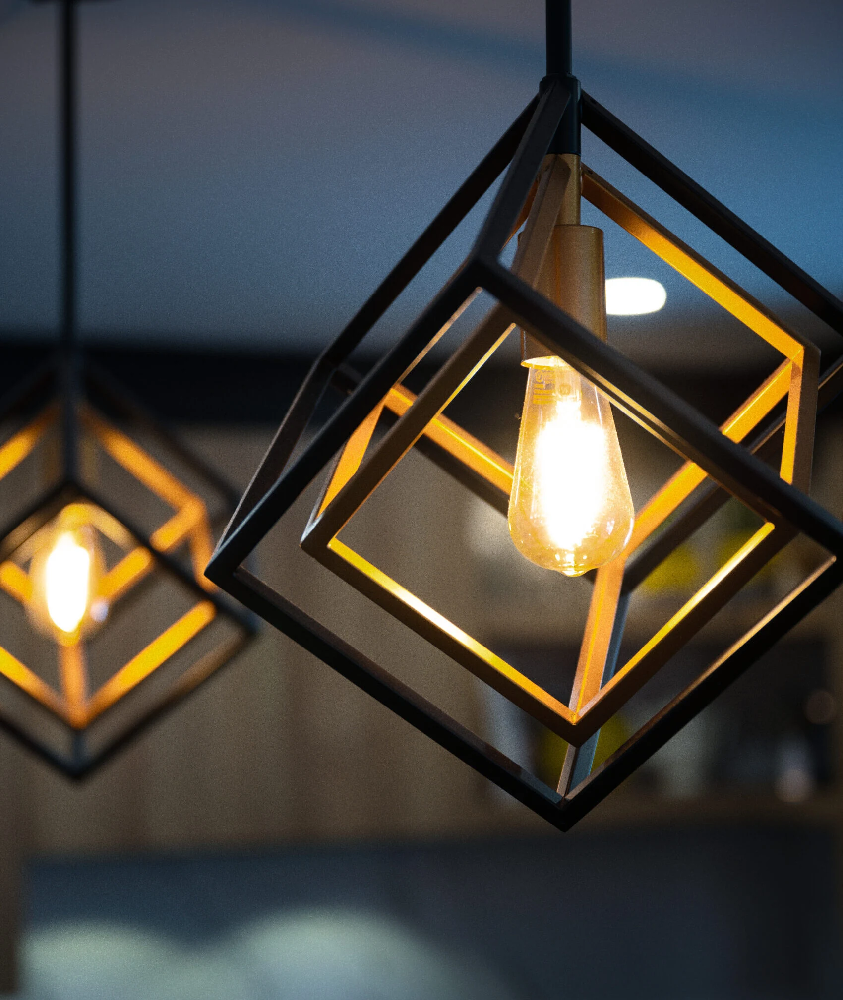 Luminaires suspendus géométriques au-dessus d’un îlot de cuisine