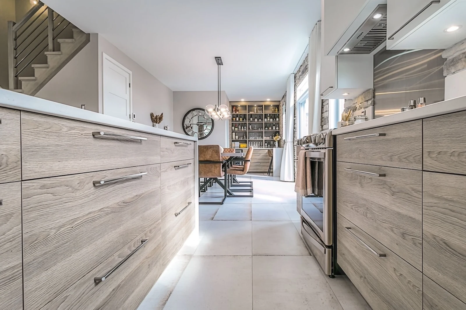 Armoires de cuisine à côté d’un escalier ouvert
