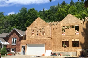 Ossature en bois d’un agrandissement de maison à deux étages
