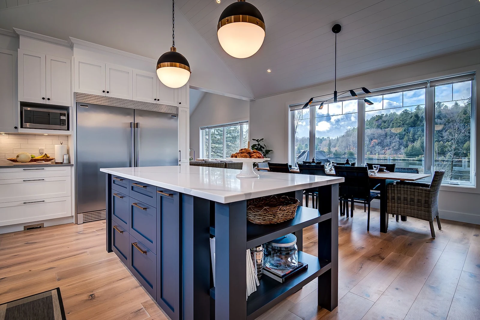 Cuisine blanche avec îlot bleu et places assises