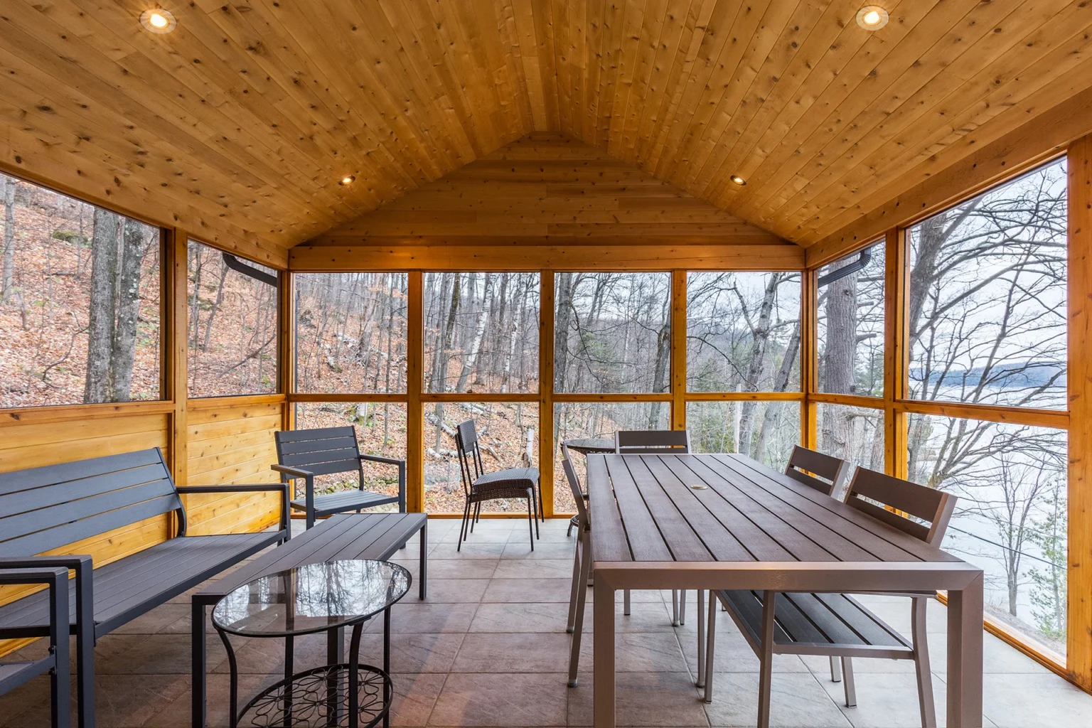 Véranda moustiquaire en bois avec table à manger